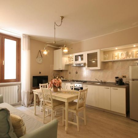 Appartamento Violetta Maison, elegante e romantica a Salo’ Esterno foto