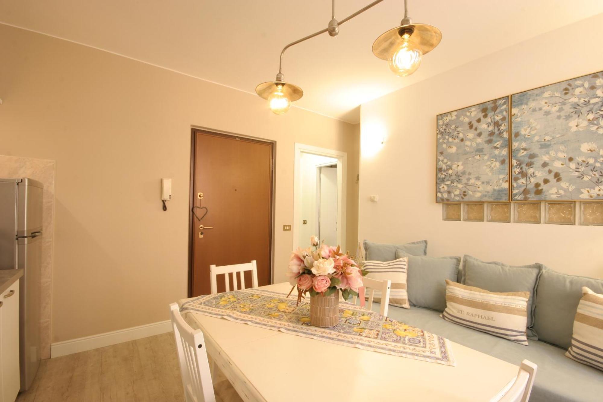 Appartamento Violetta Maison, elegante e romantica a Salo’ Esterno foto